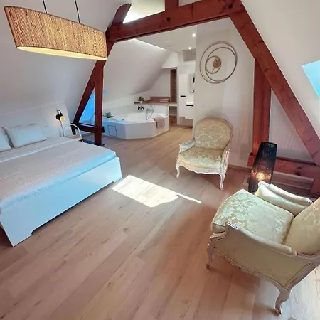 Loft Apartment *
